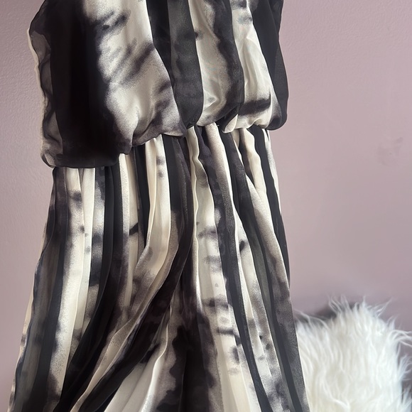 Black and White Semi Sheer Summer Dress Size Medium - Picture 4 of 12